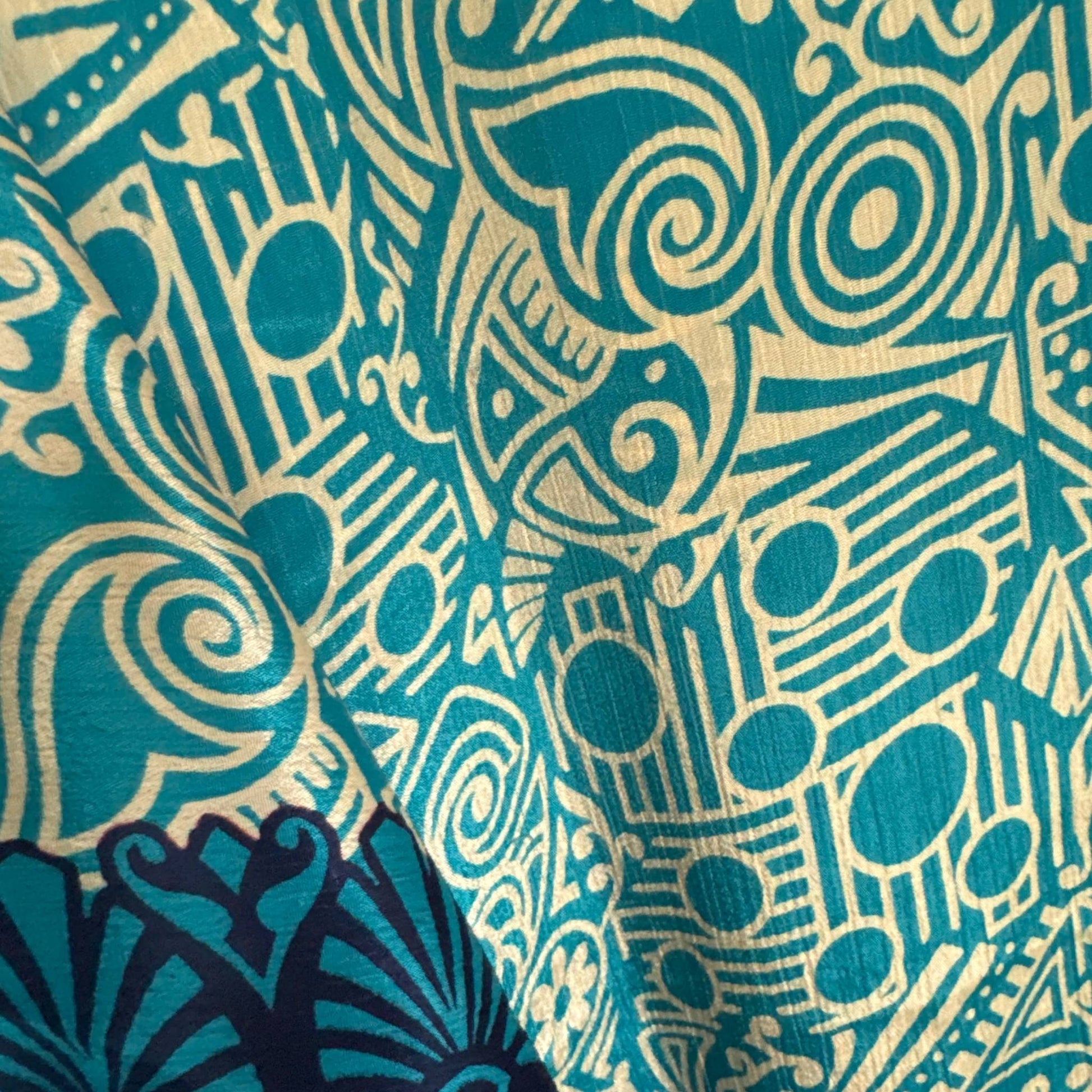 Upcycled Kimono Lang #1342 aus Vintage-Sari in Grün & Türkis – Detailansicht