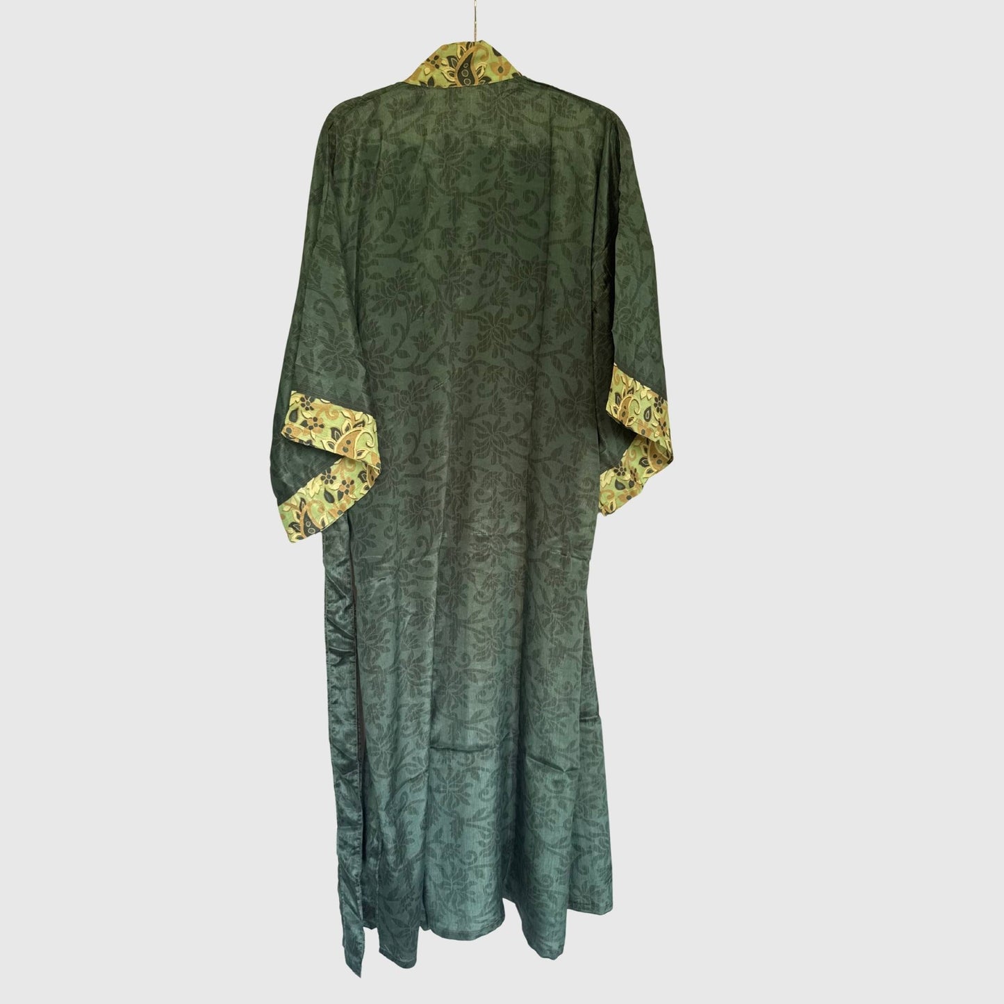 Upcycled Kimono Lang #1343 aus Vintage-Sari in Grün & Gold – Rückansicht