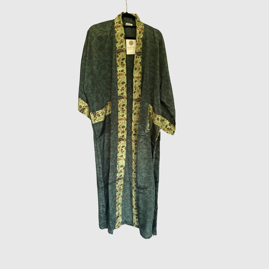 Upcycled Kimono Lang #1343 aus Vintage-Sari in Grün & Gold – Vorderansicht