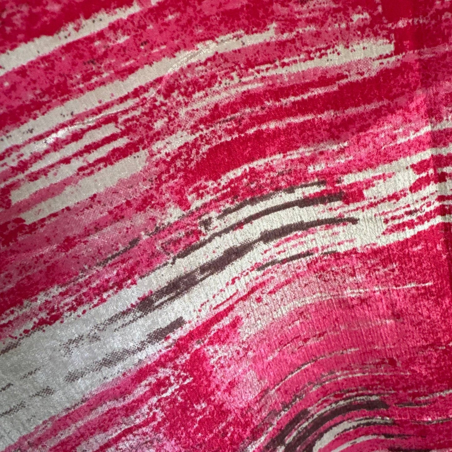 Upcycled Kimono Lang #1344 aus Vintage-Sari in Rot & Magenta – Detailansicht