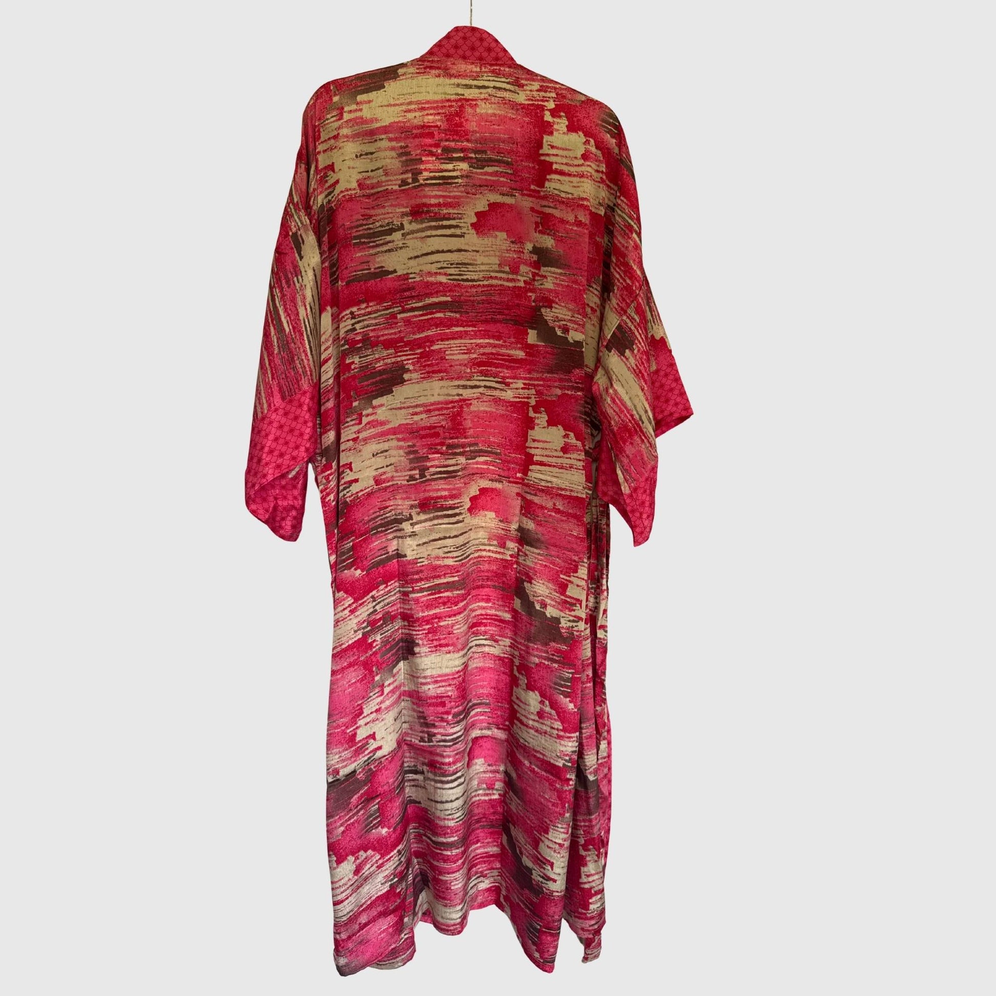 Upcycled Kimono Lang #1344 aus Vintage-Sari in Rot & Magenta – Rückansicht