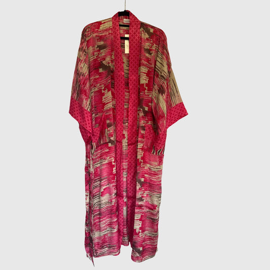 Upcycled Kimono Lang #1344 aus Vintage-Sari in Rot & Magenta – Vorderansicht