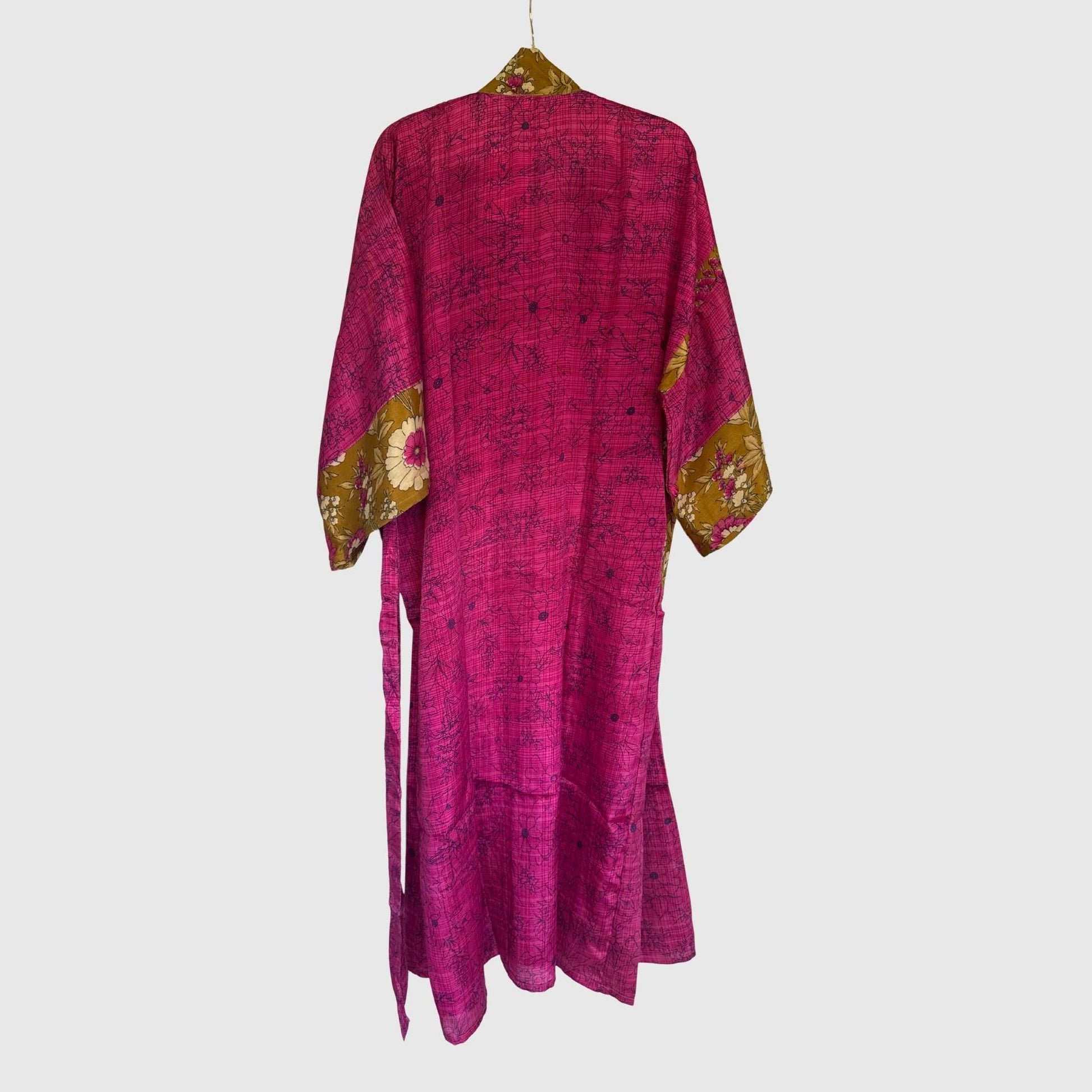 Upcycled Kimono Lang #1345 aus Vintage-Sari in Magenta – Rückansicht