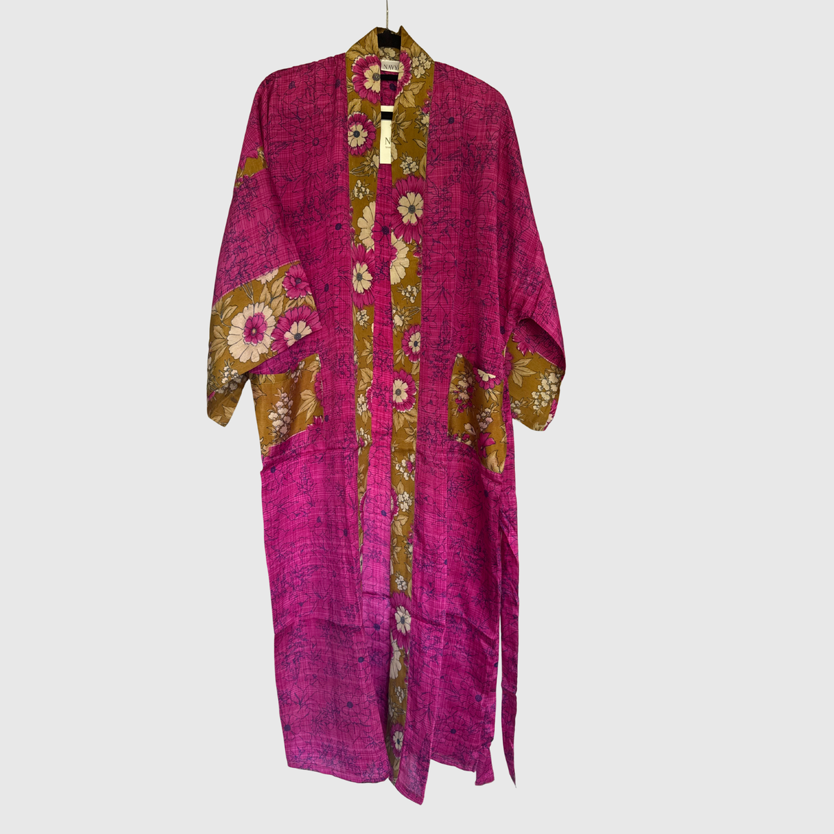 Upcycled Kimono Lang #1345 aus Vintage-Sari in Magenta – Vorderansicht