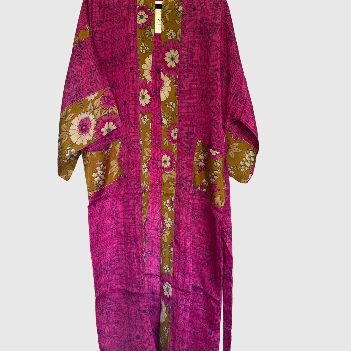 Upcycled Kimono Lang #1345 aus Vintage-Sari in Magenta – Vorderansicht