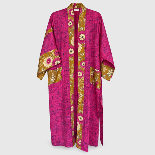Upcycled Kimono Lang #1345 aus Vintage-Sari in Magenta – Vorderansicht