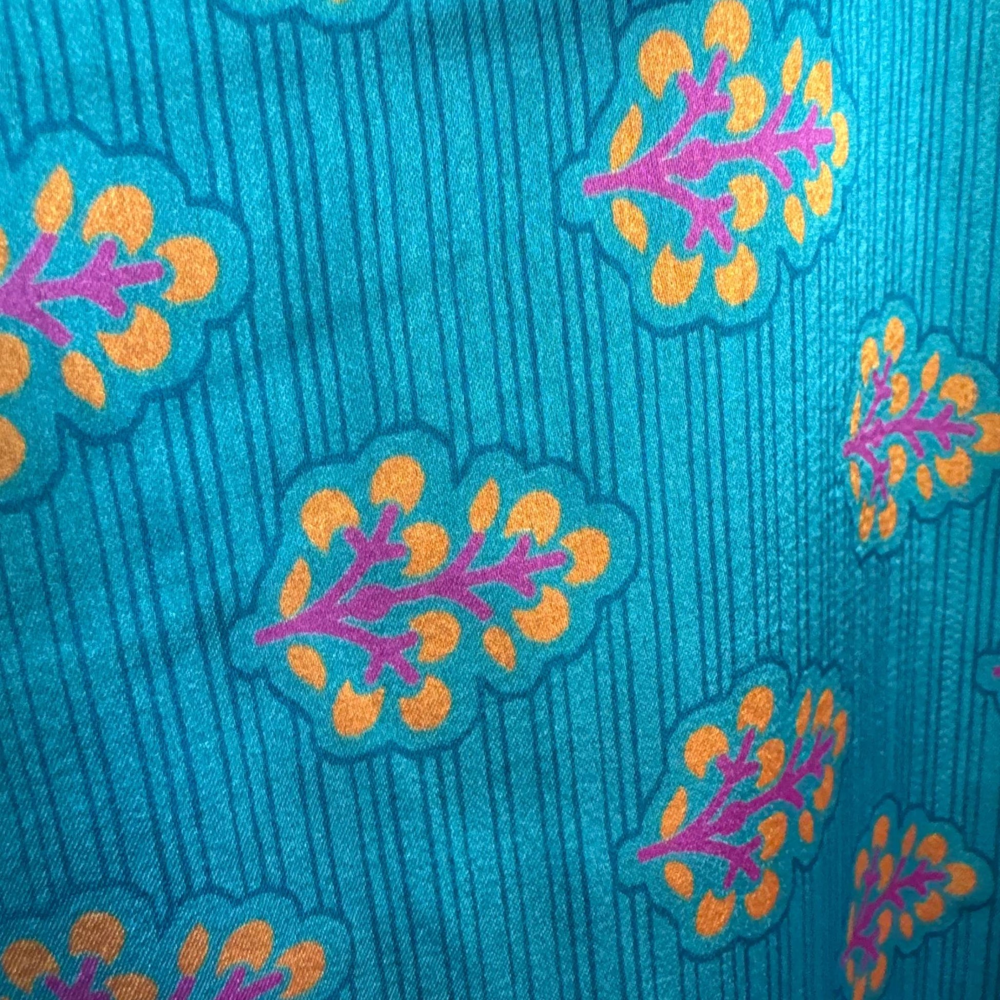 Upcycled Kimono Lang #1346 aus Vintage-Sari in Türkis – Detailansicht