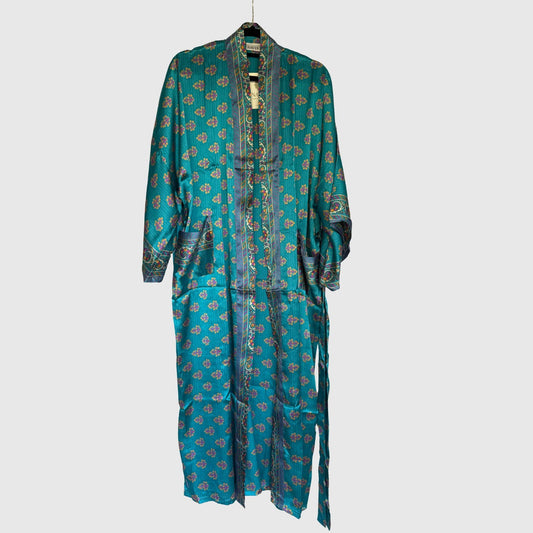Upcycled Kimono Lang #1346 aus Vintage-Sari in Türkis – Vorderansicht