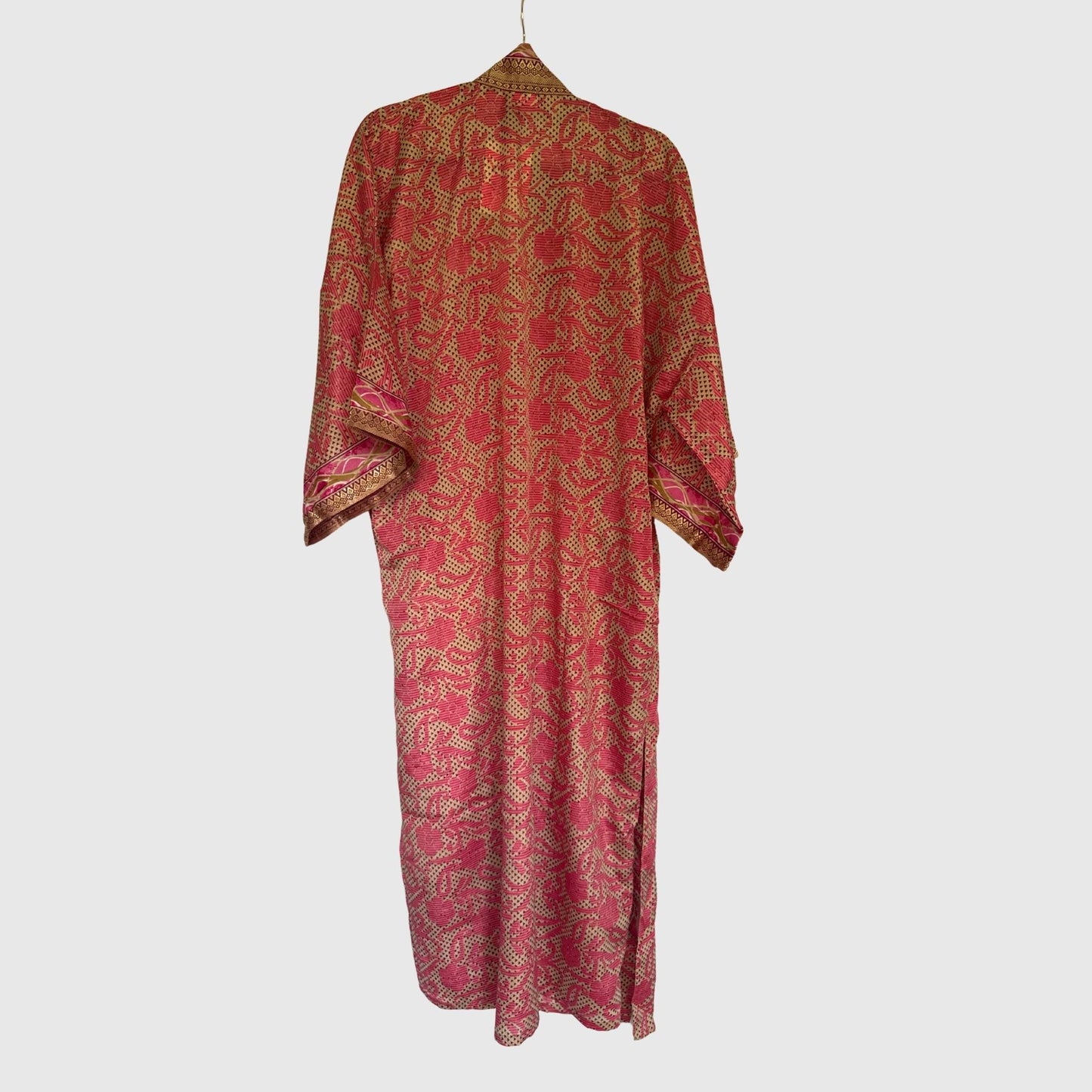 Upcycled Kimono Lang #1347 aus Vintage-Sari in Rot & Rosa – Rückansicht