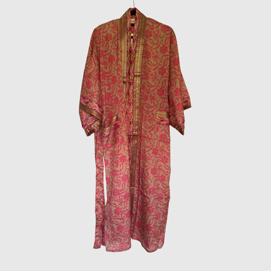 Upcycled Kimono Lang #1347 aus Vintage-Sari in Rot & Rosa – Vorderansicht