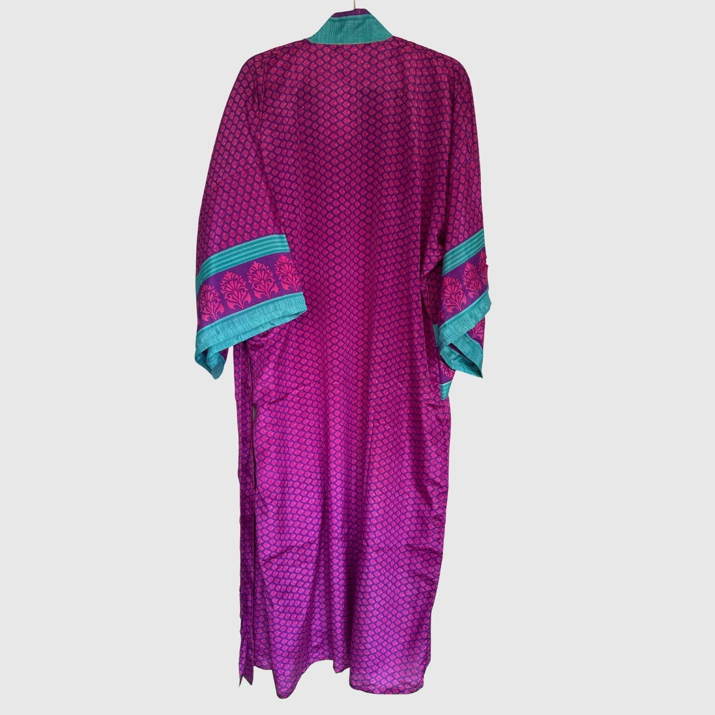 Upcycled Kimono Lang #1348 aus Vintage-Sari in Magenta & Lila – Rückansicht
