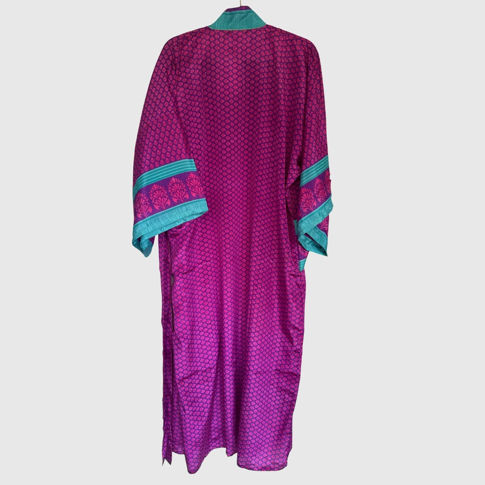Upcycled Kimono Lang #1348 aus Vintage-Sari in Magenta & Lila – Rückansicht