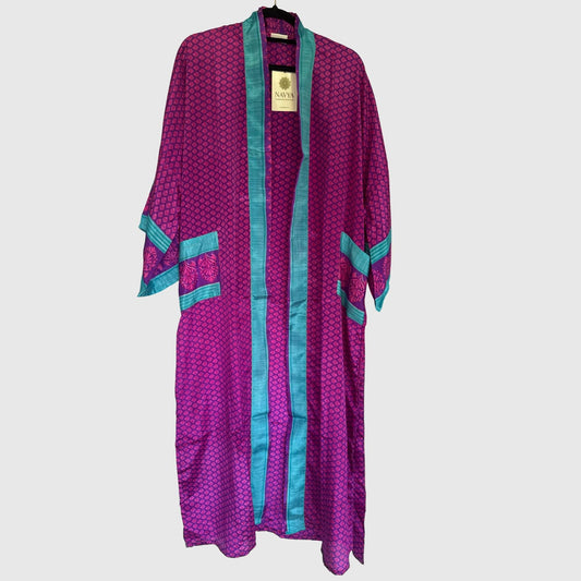 Upcycled Kimono Lang #1348 aus Vintage-Sari in Magenta & Lila – Vorderansicht