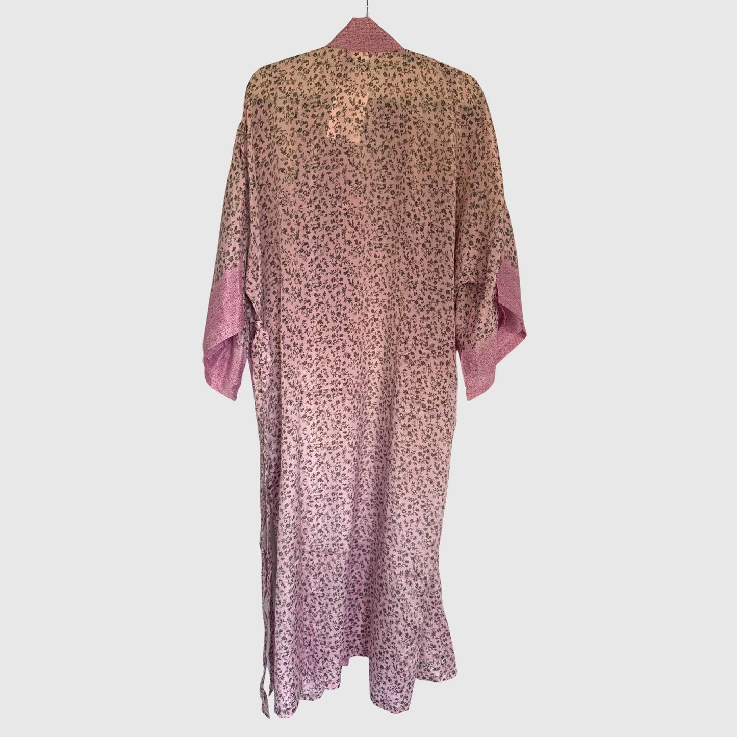 Upcycled Kimono Lang #1349 aus Vintage-Sari in Rosa – Rückansicht