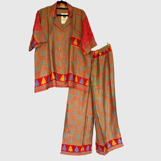 Upcycled Lounge Wear Set #1501 aus Vintage-Sari in Orange & Braun – Vorderansicht