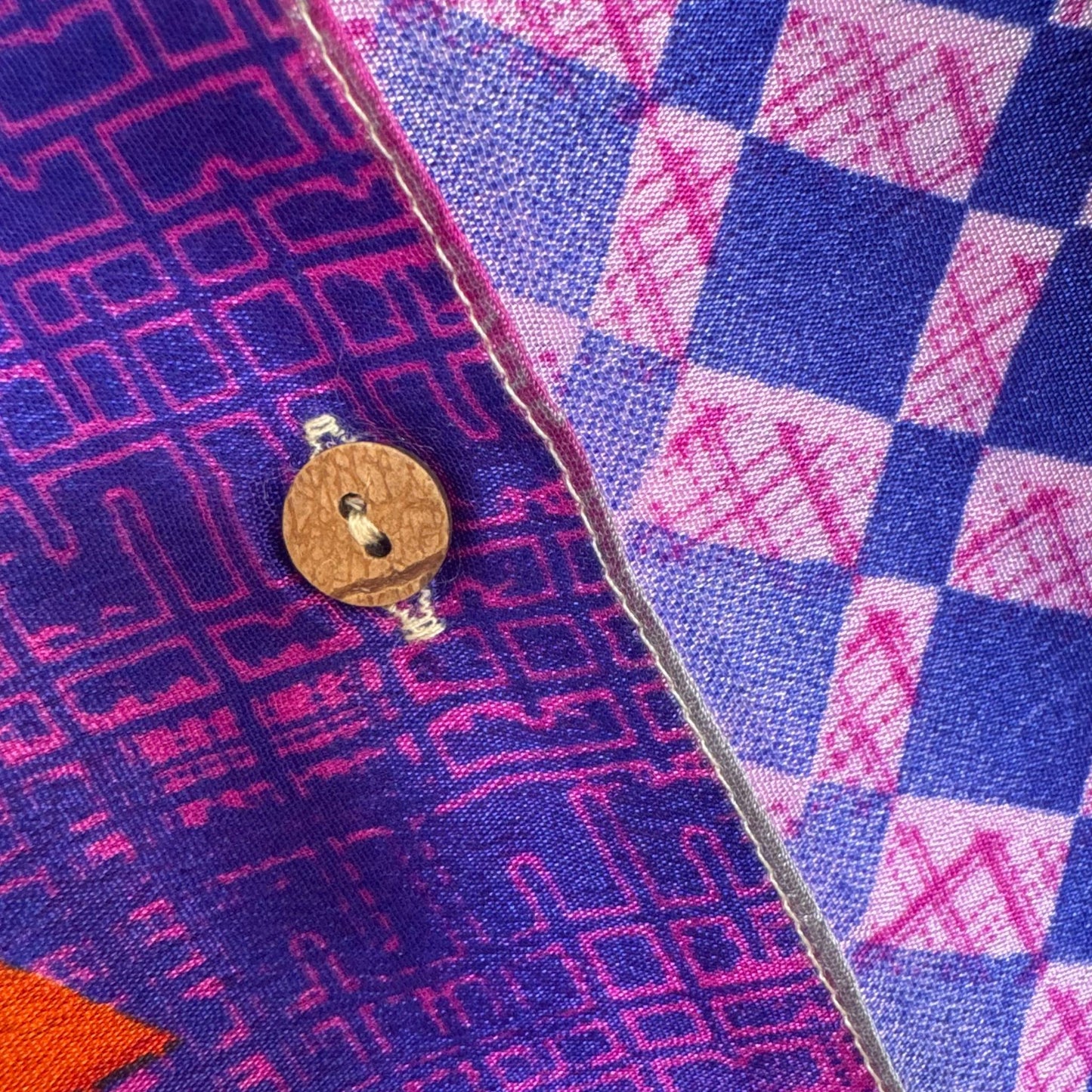 Upcycled Lounge Wear Set #1503 aus Vintage-Sari in Pink & Blau – Detailansicht