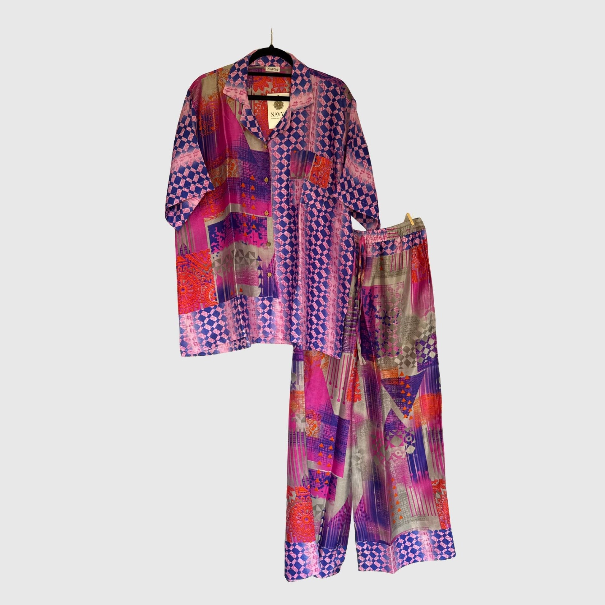 Upcycled Lounge Wear Set #1503 aus Vintage-Sari in Pink & Blau – Vorderansicht