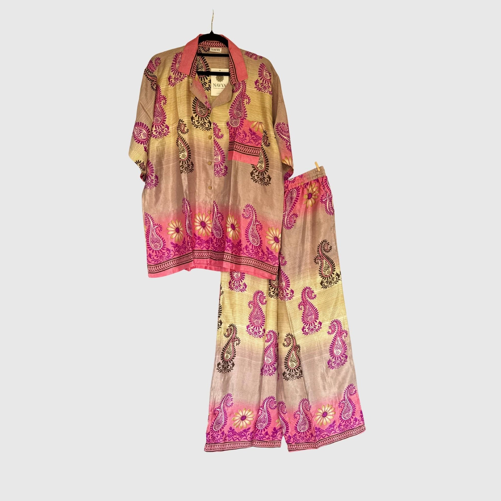 Upcycled Lounge Wear Set #1504 aus Vintage-Sari in Beige & Pink – Vorderansicht