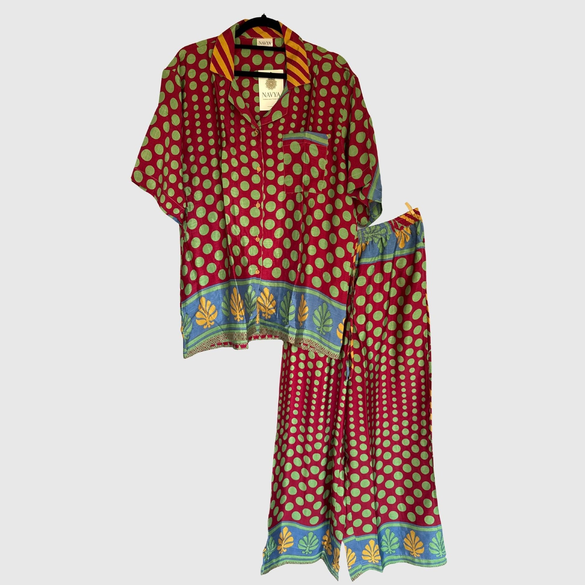 Upcycled Lounge Wear Set #1505 aus Vintage-Sari in Rot & Grün – Vorderansicht