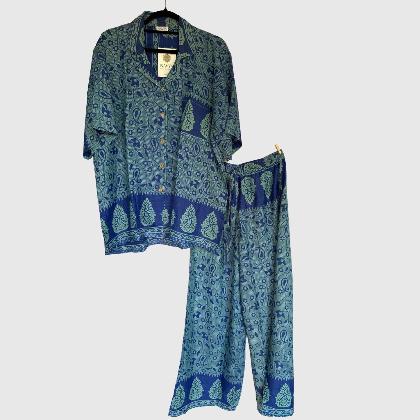 Upcycled Lounge Wear Set #1506 aus Vintage-Sari in Blau – Vorderansicht