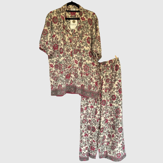 Upcycled Lounge Wear Set #1507 aus Vintage-Sari in Beige & Lila – Vorderansicht