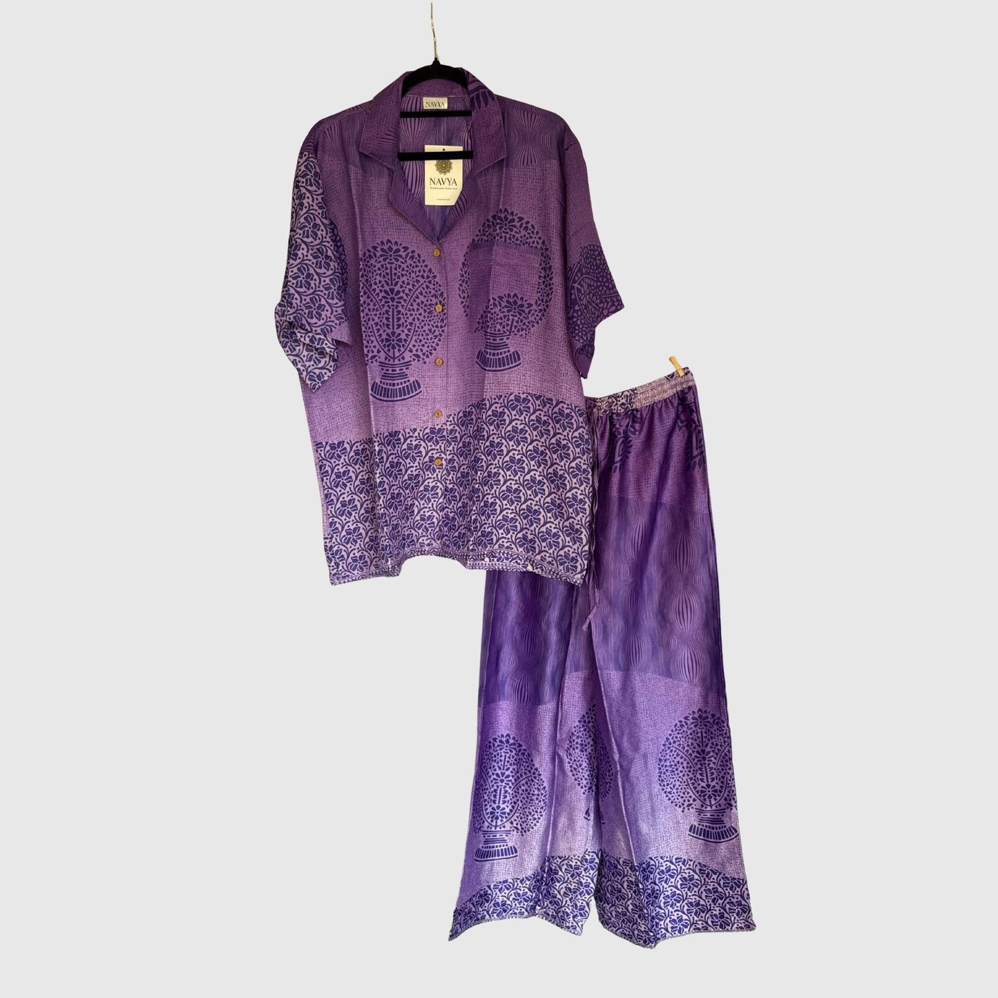 Upcycled Lounge Wear Set #1508 aus Vintage-Sari in Violett – Vorderansicht