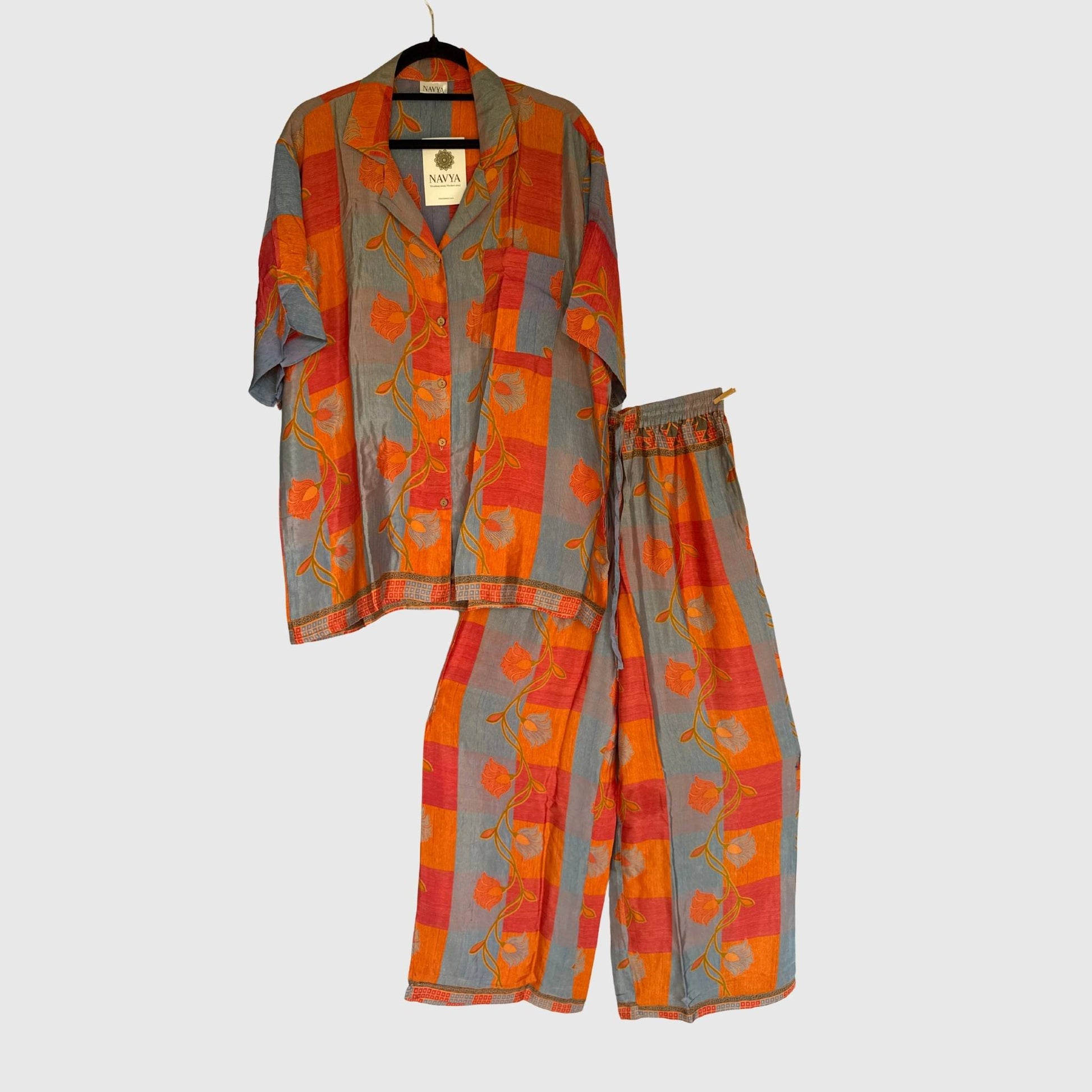 Upcycled Lounge Wear Set #1509 aus Vintage-Sari in Orange & Grün – Vorderansicht
