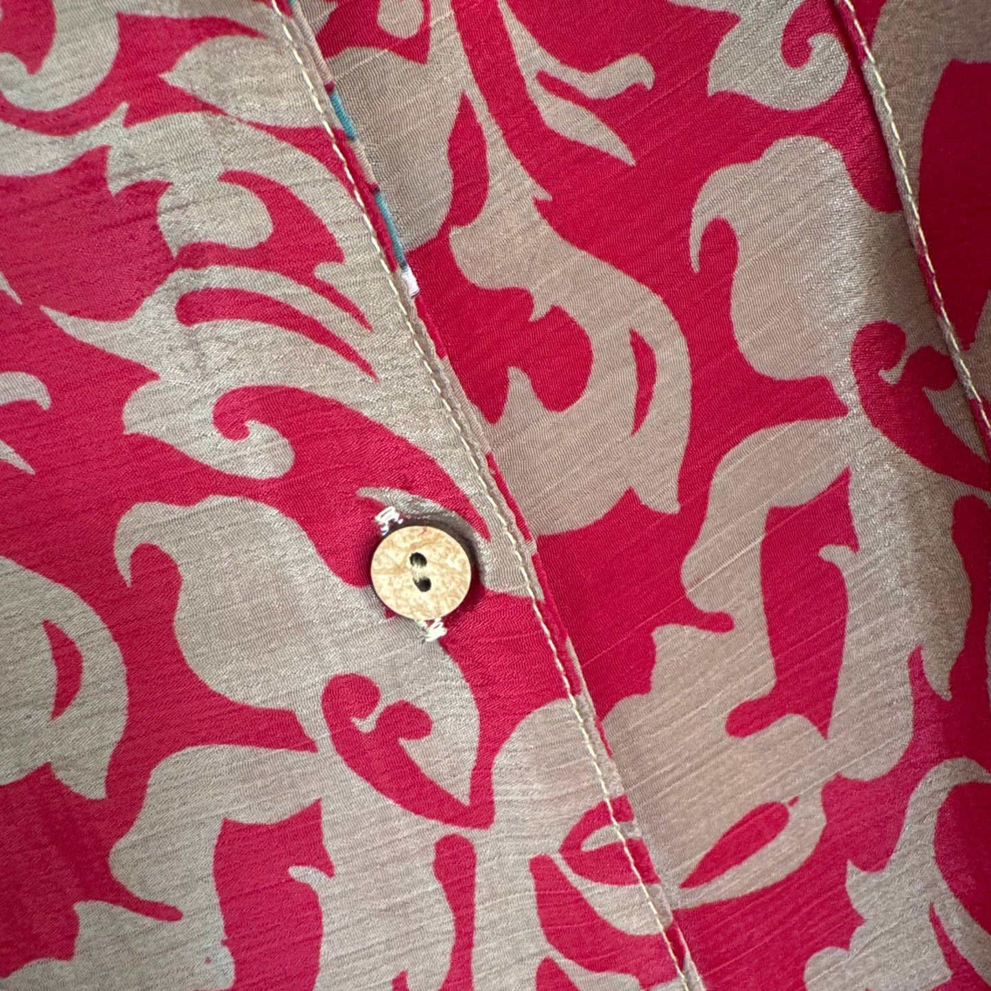 Upcycled Lounge Wear Set #1510 aus Vintage-Sari in Rot & Pink – Detailansicht