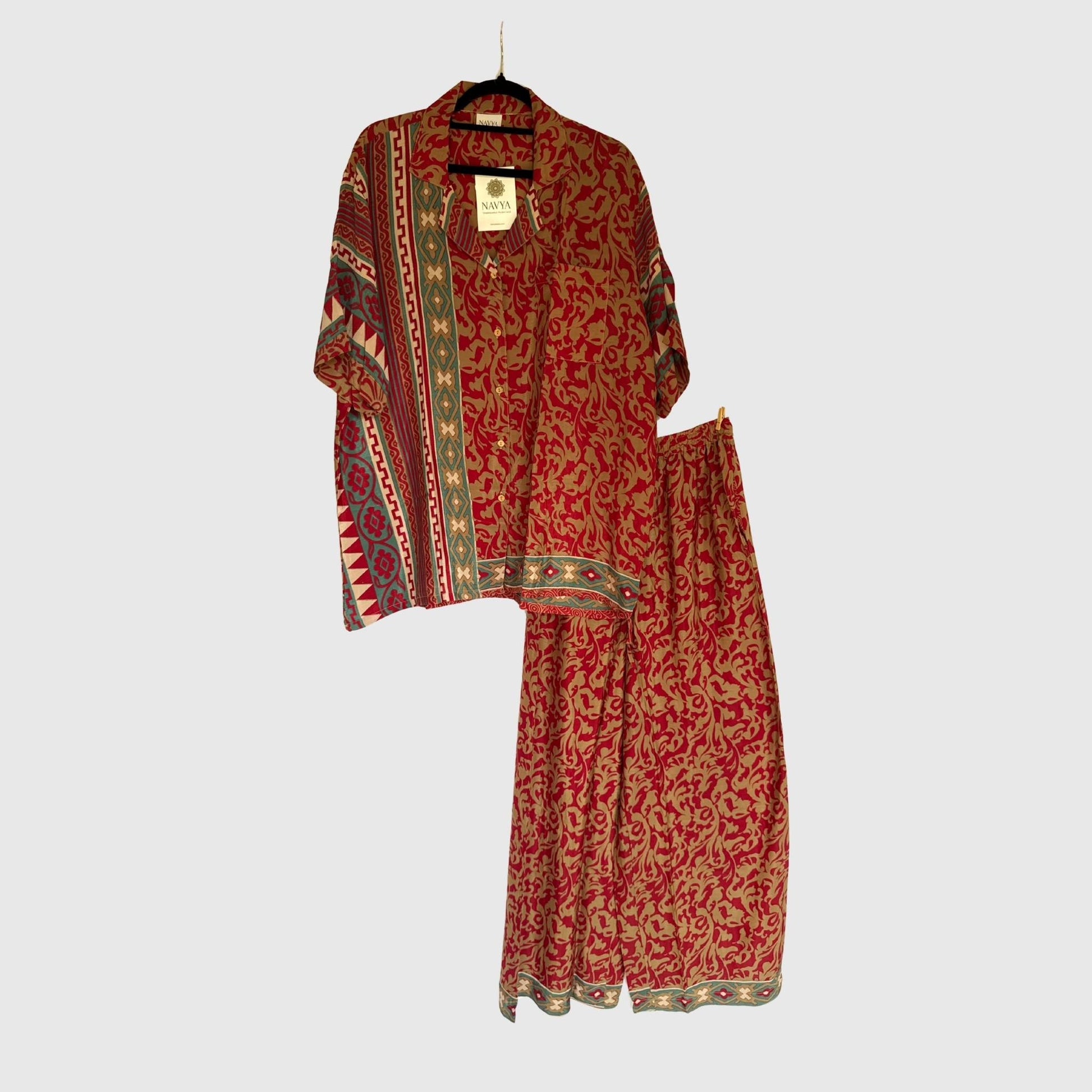 Upcycled Lounge Wear Set #1510 aus Vintage-Sari in Rot & Pink – Vorderansicht