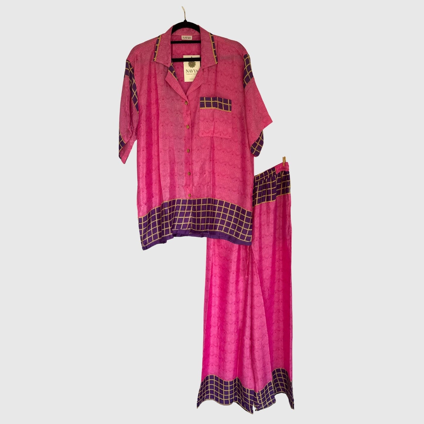 Upcycled Lounge Wear Set #1511 aus Vintage-Sari in Pink – Vorderansicht