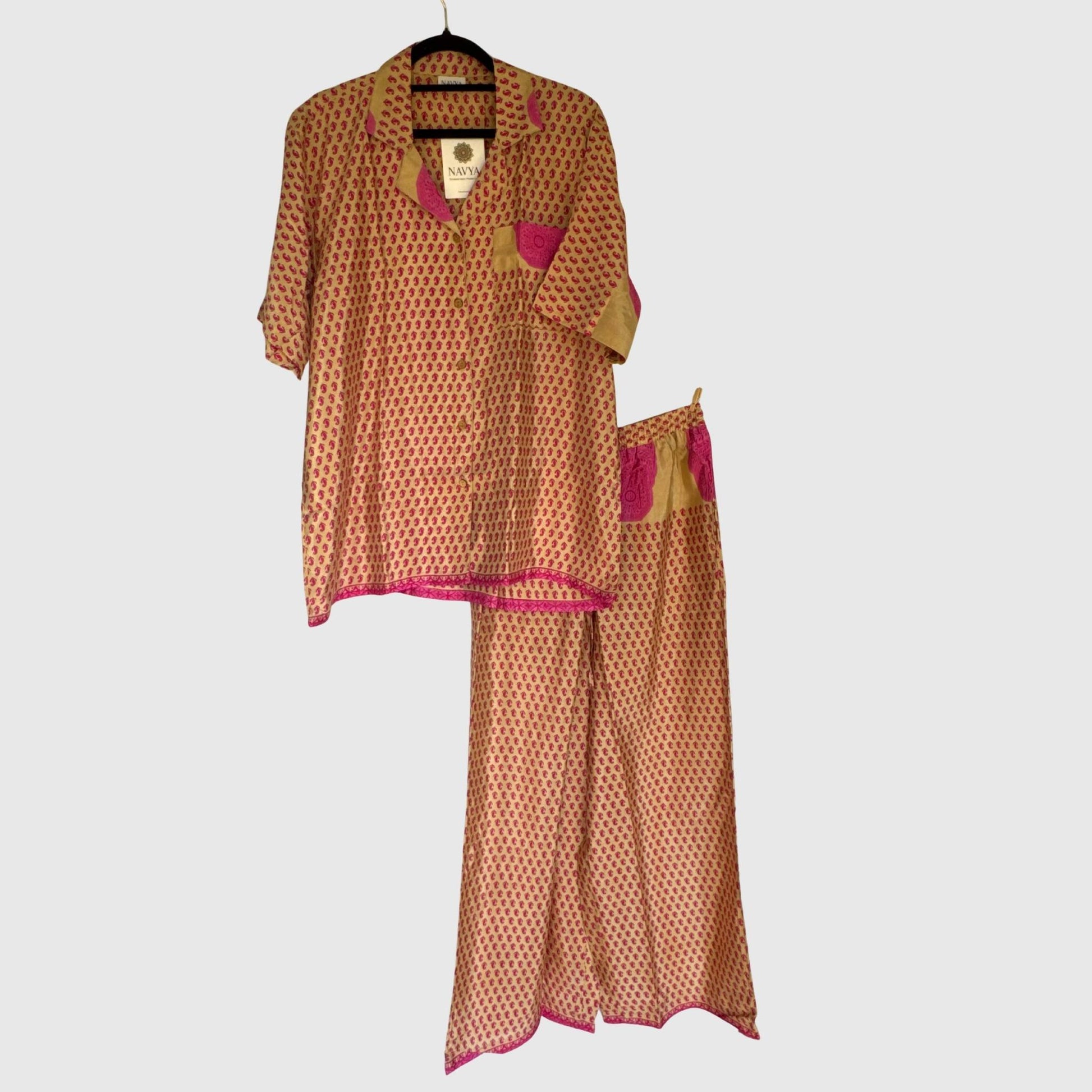Upcycled Lounge Wear Set #1512 aus Vintage-Sari in Koralle & Pink – Vorderansicht
