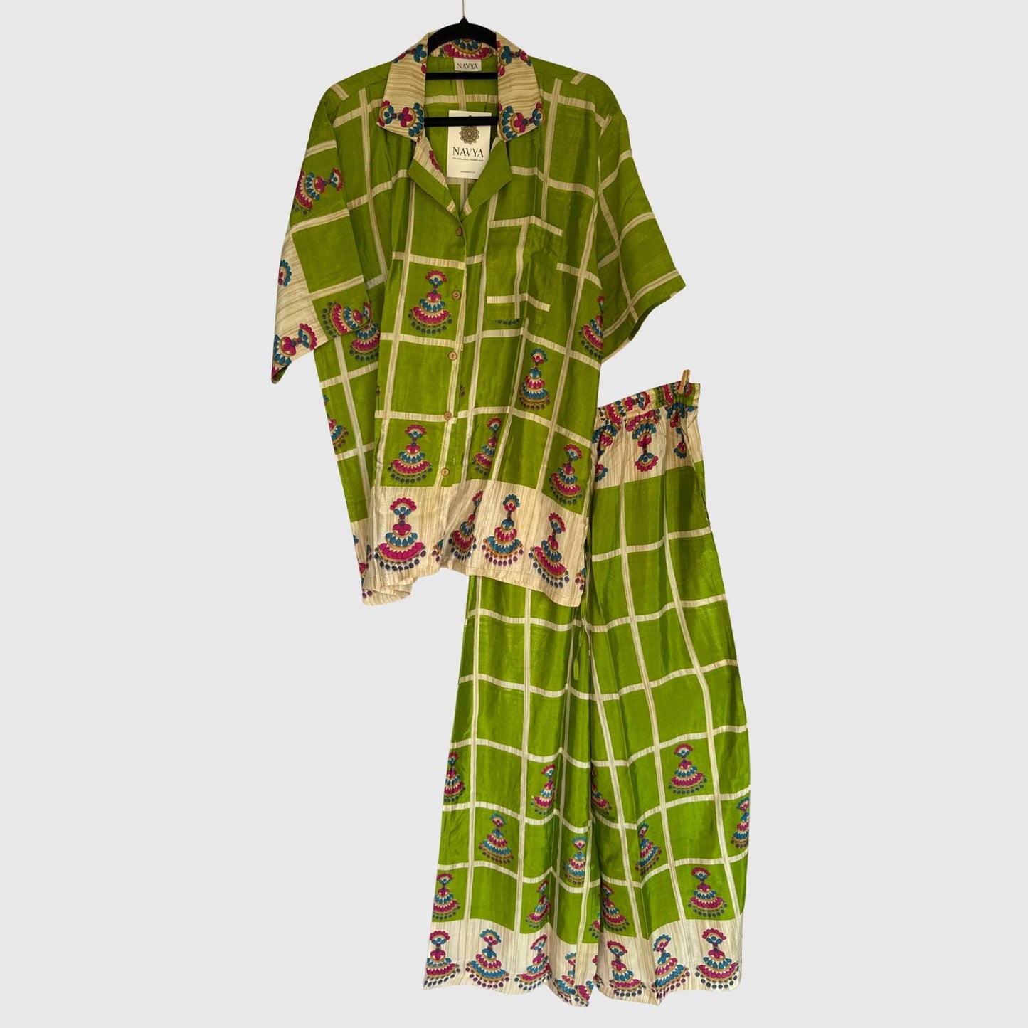 Upcycled Lounge Wear Set #1513 aus Vintage-Sari in Grün & Pink – Vorderansicht