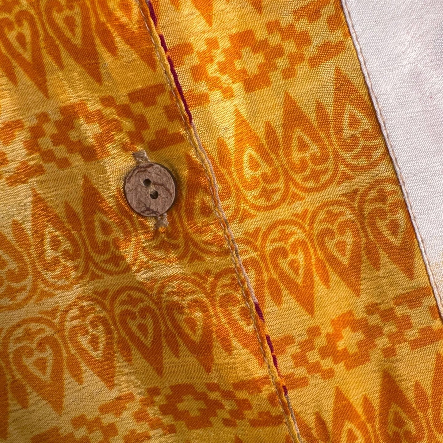 Upcycled Lounge Wear Set #1515 aus Vintage-Sari in Orange & Gelb – Detailansicht