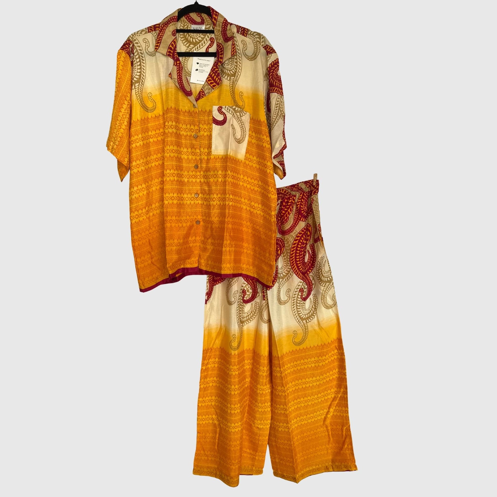 Upcycled Lounge Wear Set #1515 aus Vintage-Sari in Orange & Gelb – Vorderansicht