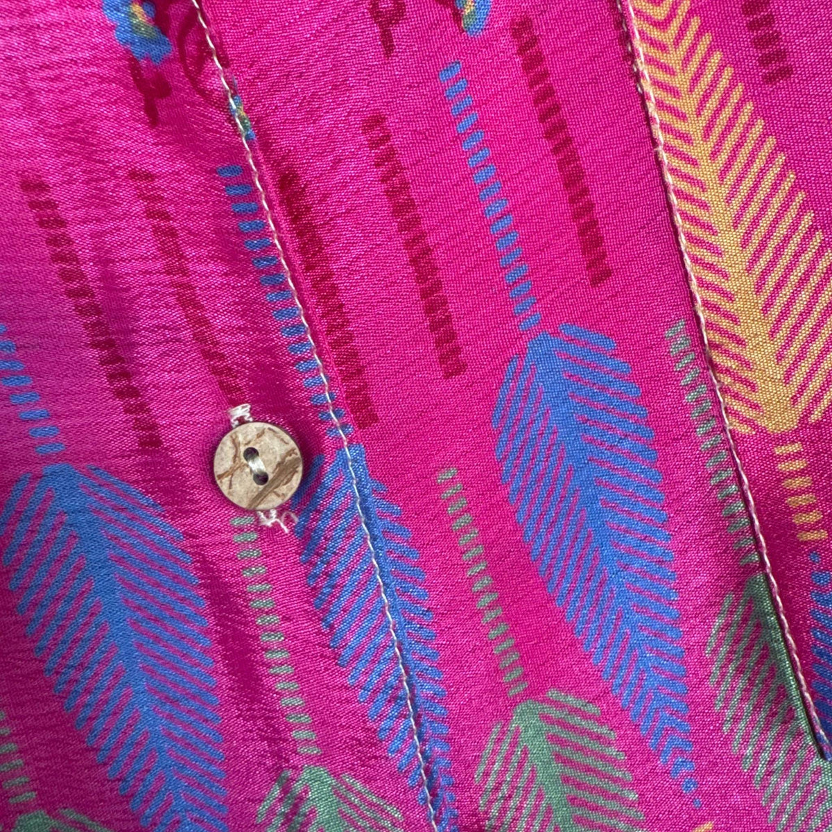 Upcycled Lounge Wear Set #1516 aus Vintage-Sari in Pink & Lila – Detailansicht
