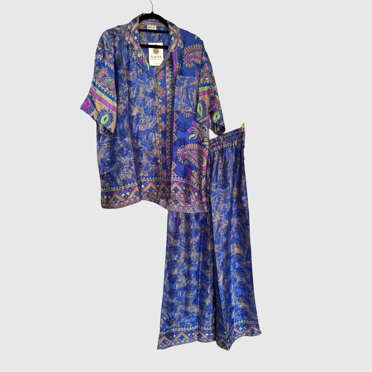 Upcycled Lounge Wear Set #1517 aus Vintage-Sari in Blau & Grün – Vorderansicht