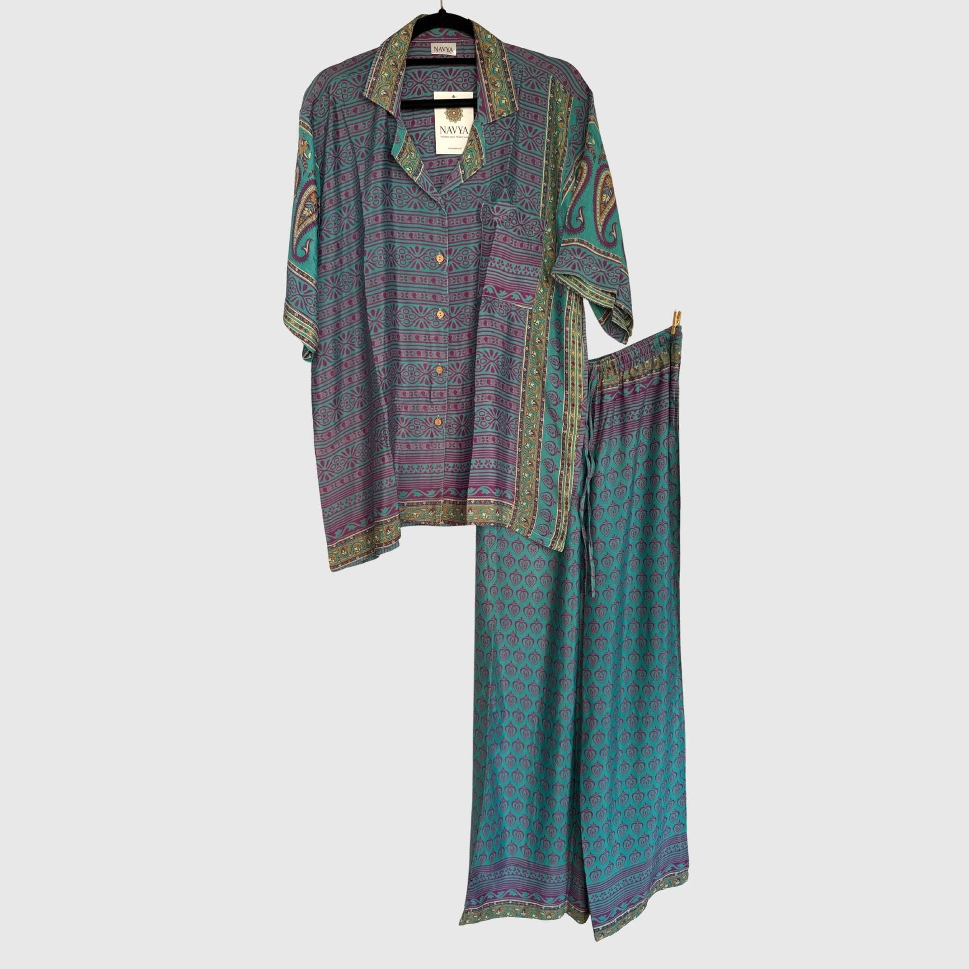 Upcycled Lounge Wear Set #1519 aus Vintage-Sari in Türkis & Grau – Vorderansicht