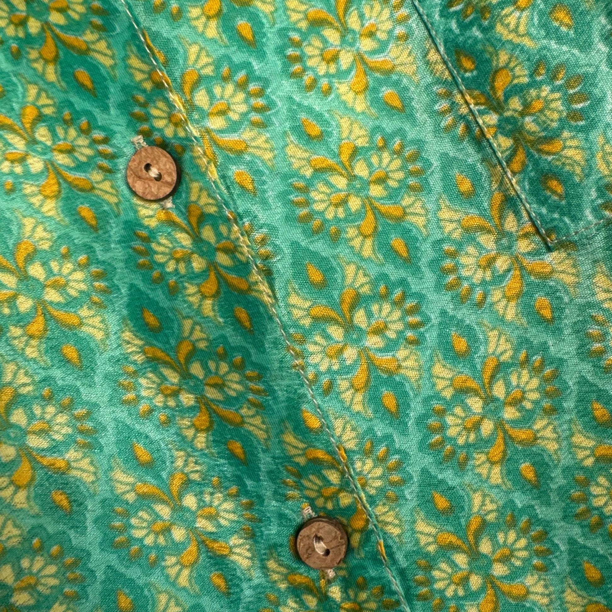 Upcycled Lounge Wear Set #1520 aus Vintage-Sari in Grün & Gold – Detailansicht