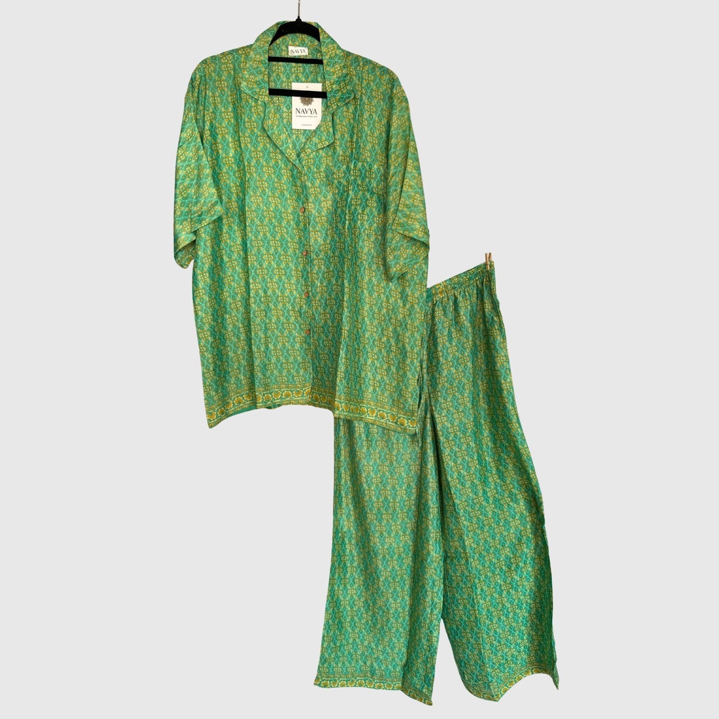 Upcycled Lounge Wear Set #1520 aus Vintage-Sari in Grün & Gold – Vorderansicht