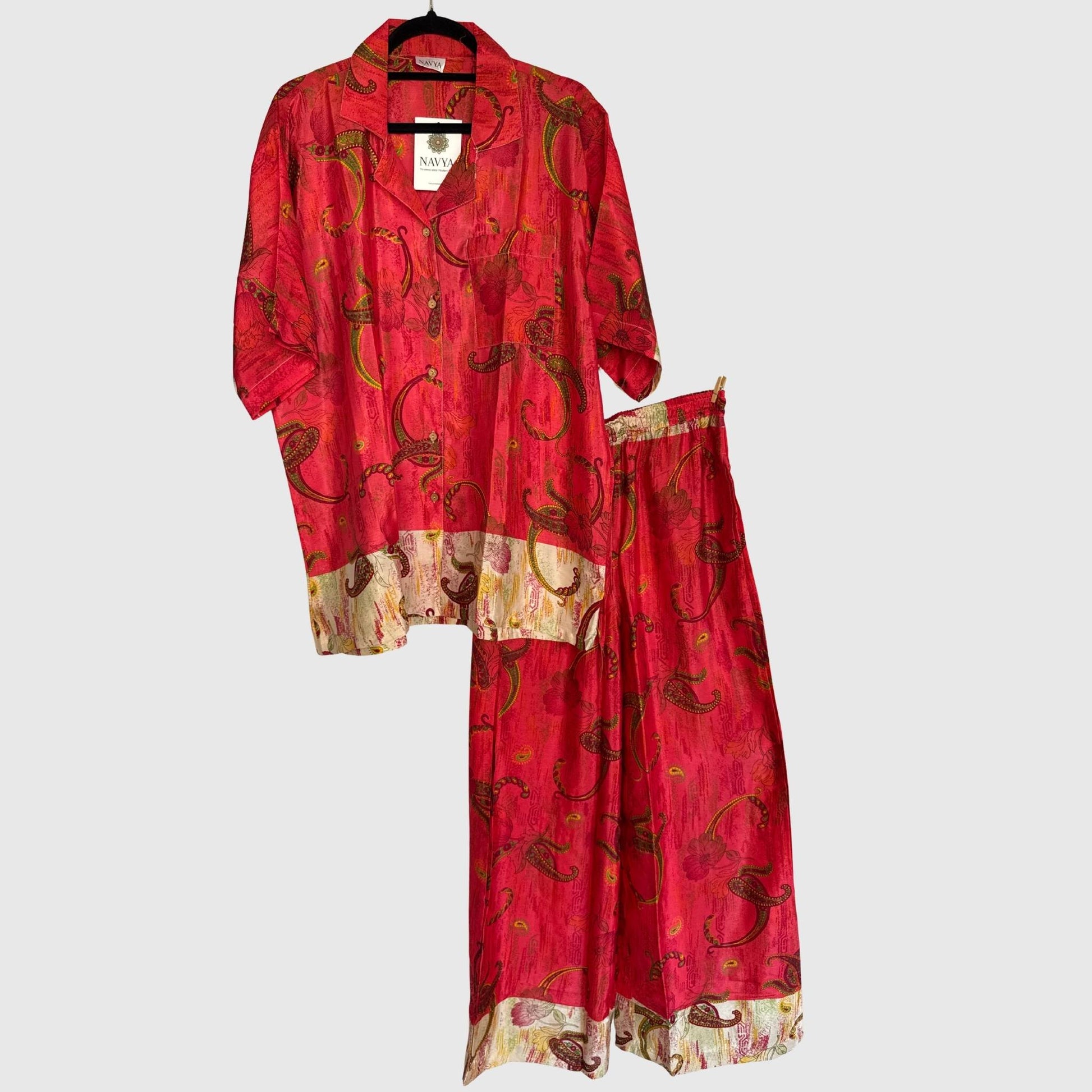 Upcycled Lounge Wear Set #1521 aus Vintage-Sari in Rot – Vorderansicht
