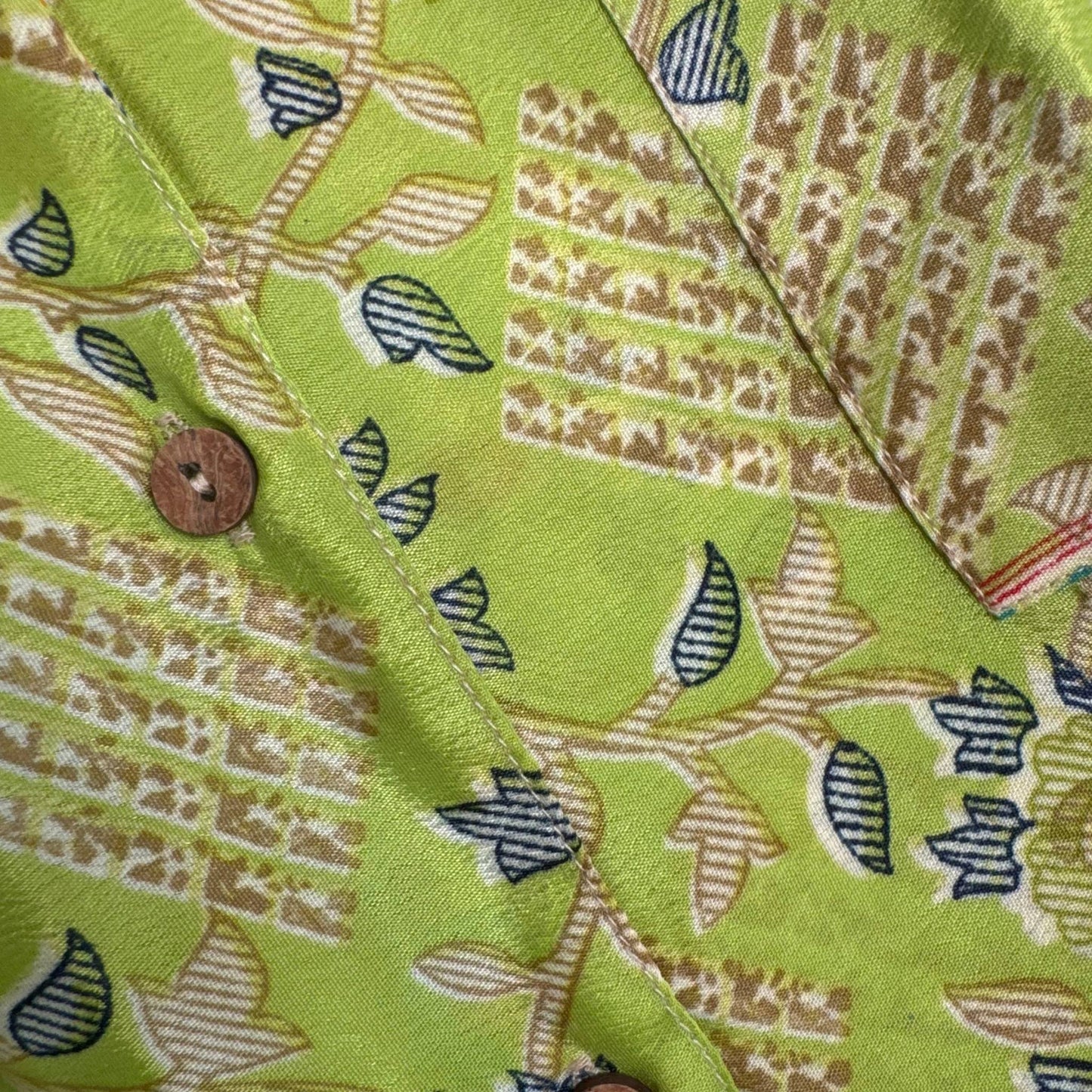 Upcycled Lounge Wear Set #1522 aus Vintage-Sari in Grün & Gold – Detailansicht