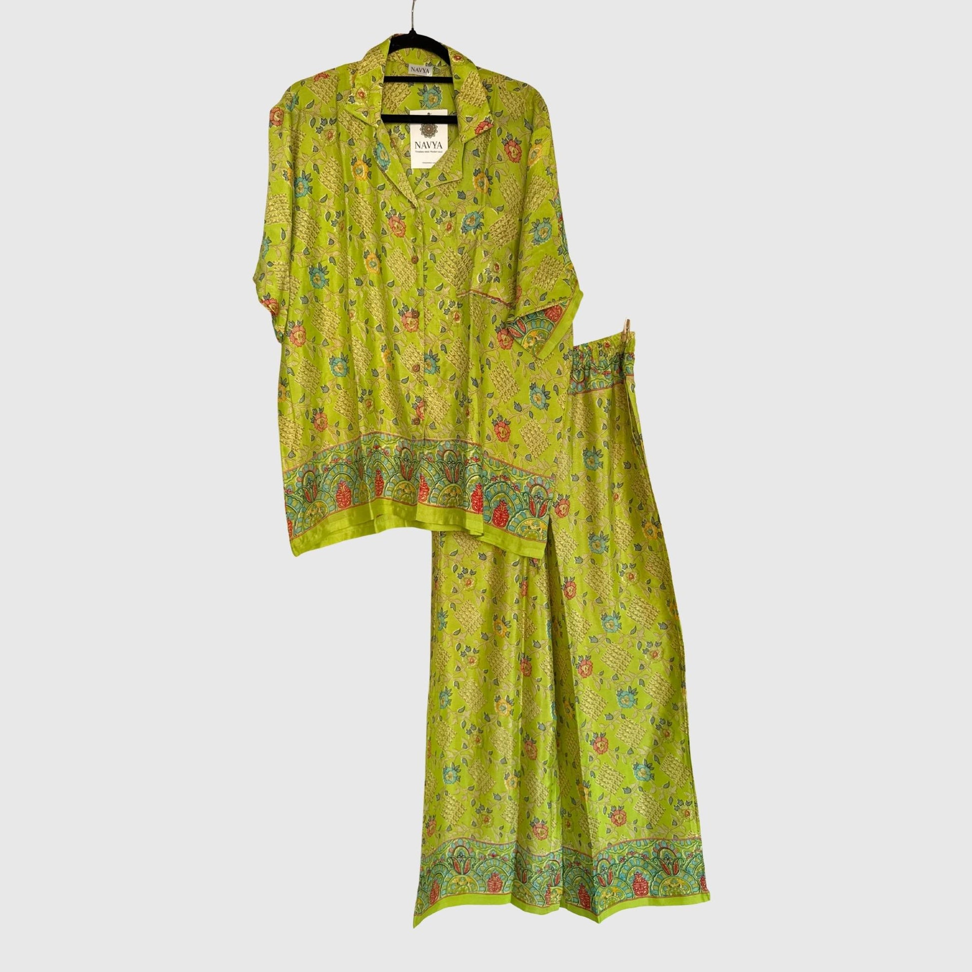 Upcycled Lounge Wear Set #1522 aus Vintage-Sari in Grün & Gold – Vorderansicht