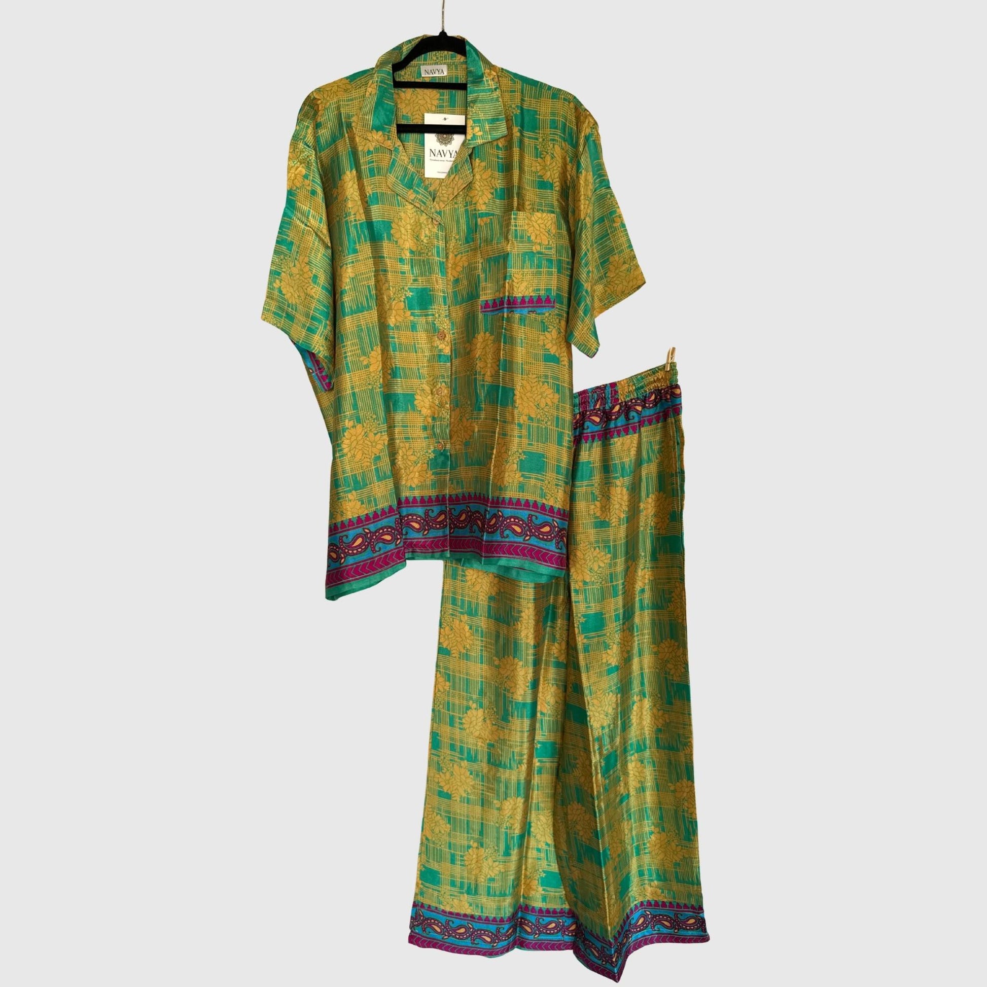 Upcycled Lounge Wear Set #1523 aus Vintage-Sari in Grün & Lila – Vorderansicht