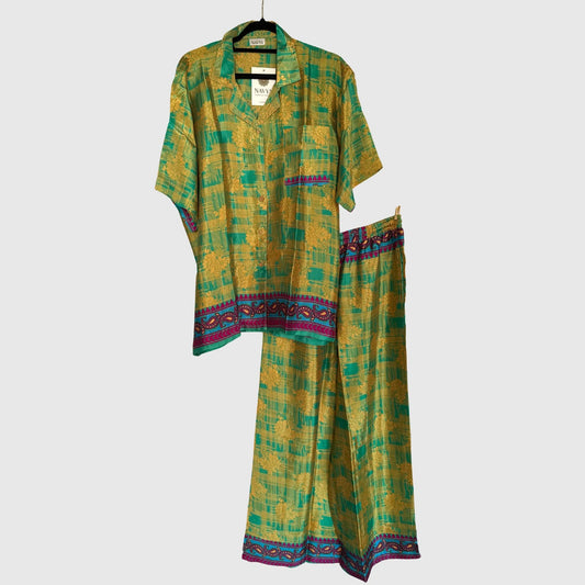 Upcycled Lounge Wear Set #1523 aus Vintage-Sari in Grün & Lila – Vorderansicht