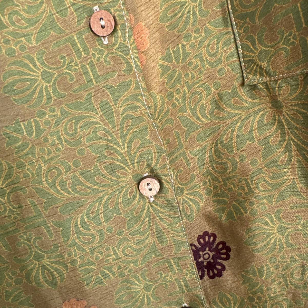 Upcycled Lounge Wear Set #1524 aus Vintage-Sari in Grün & Braun – Detailansicht