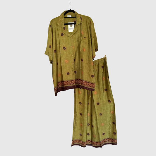 Upcycled Lounge Wear Set #1524 aus Vintage-Sari in Grün & Braun – Vorderansicht
