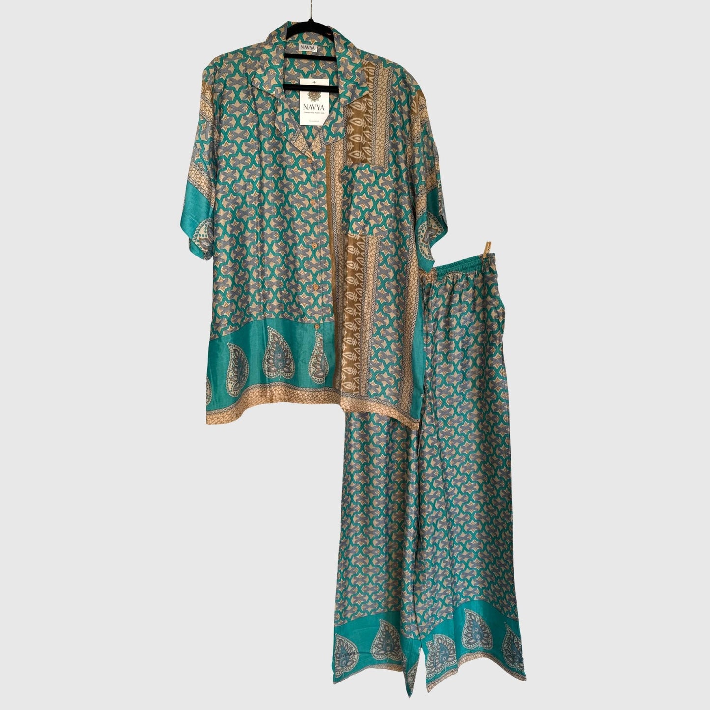 Upcycled Lounge Wear Set #1525 aus Vintage-Sari in Türkis & Beige – Vorderansicht