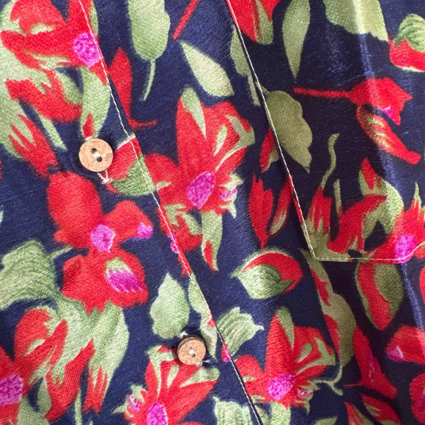 Upcycled Lounge Wear Set #1526 aus Vintage-Sari in Rot & Blau – Detailansicht