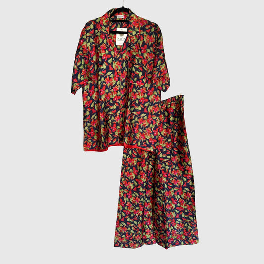Upcycled Lounge Wear Set #1526 aus Vintage-Sari in Rot & Blau – Vorderansicht