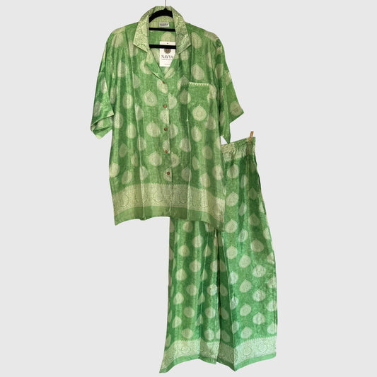 Upcycled Lounge Wear Set #1527 aus Vintage-Sari in Grün – Vorderansicht